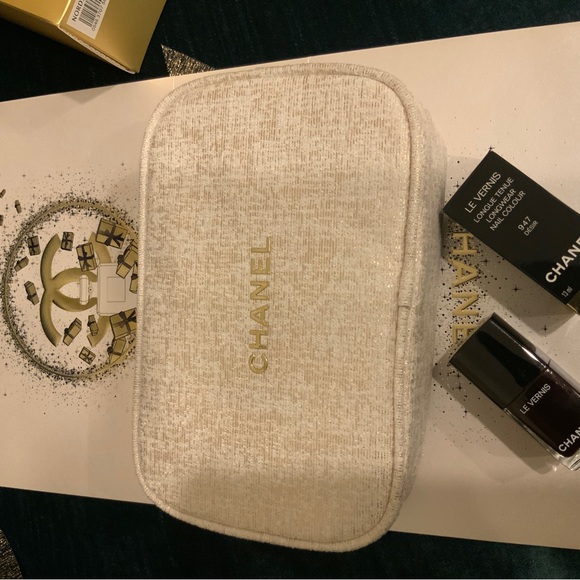 Chanel Holiday 2023 make up bag nail - Picture 2 of 4